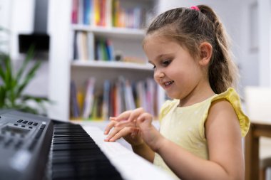 Çocuk Kız Müzik Klavyesi Çalıyor Piyano Aracı