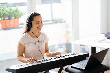 Evde Klavye çalan Kadın Piyano Enstrümanı