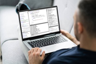 Dizüstü bilgisayarda çalışan yazılım geliştirici programcısı