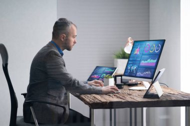 Dizüstü bilgisayarda KPI Veri Teknolojisi Kullanan Finansal Analist veya Danışman