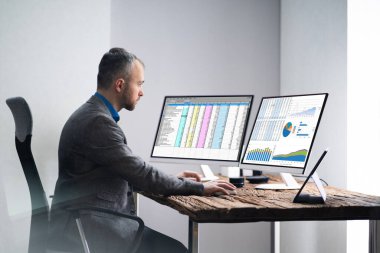 Bilgisayarda Hesap Tablosu ile çalışan Analist Çalışanları