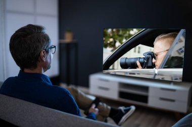 Televizyon izliyordum. Evde Yayınlanan Televizyon Filmi