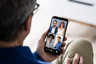 Cep telefonundaki video konferansında Elearn Video Şapkası