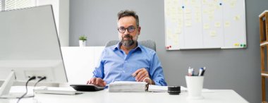 Şirket Vergi Muhasebecisi ve Hesaplayıcı Finans İşleri