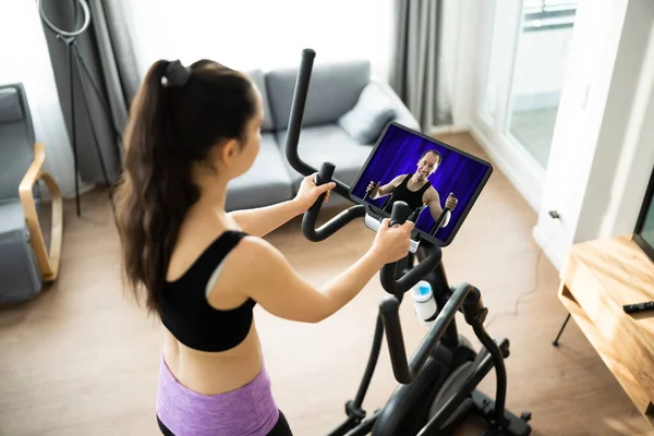 Kvinna Utbildning Elliptical Trainer Nätet Hemma — Stockfoto