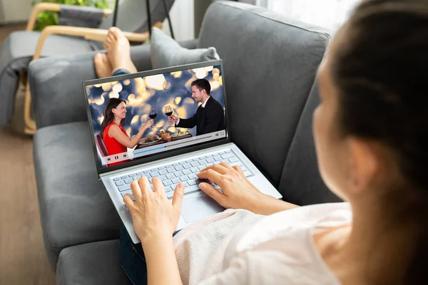 Video Auf Laptop Auf Sofa Oder Couch Ansehen — Stockfoto