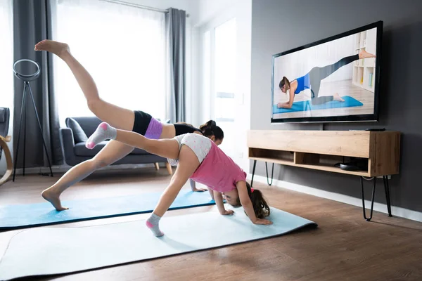 Mulher Seu Filho Menina Fazendo Exercício Fitness Line Aula Virtual — Fotografia de Stock