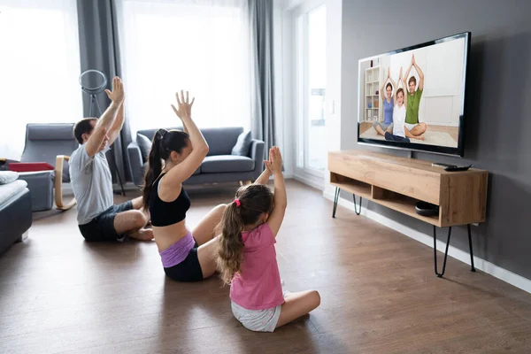 Fit Family Doing Home Online Stretching Yoga Упражнения — стоковое фото