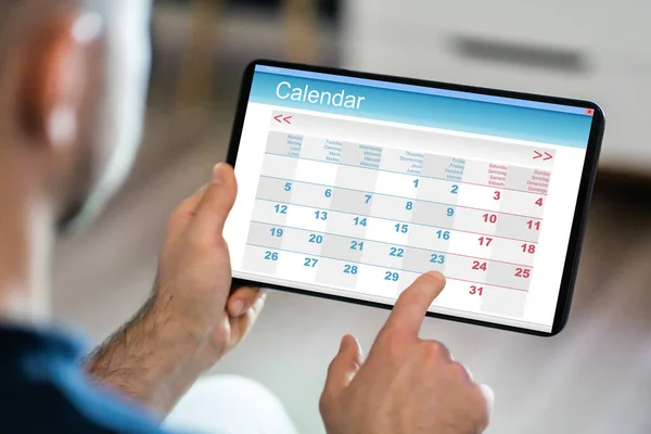 タブレットPcでカレンダーを使用して若いビジネスマン — ストック写真