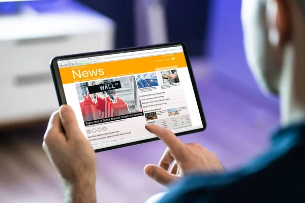 Hombre Usando Tableta Lectura Computadoras Noticias Electrónicas Artículos —  Fotos de Stock