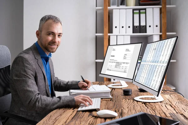 Contador Profissional Homem Fazendo Tributação Auditoria Empresas — Fotografia de Stock