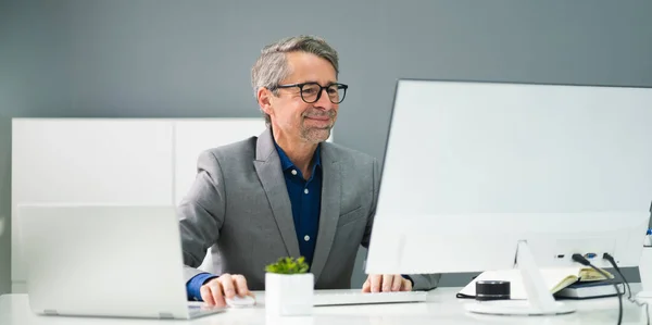 Ευτυχισμένος Επαγγελματίας Εργαζόμενος Χρησιμοποιώντας Τον Υπολογιστή Για Την Εργασία — Φωτογραφία Αρχείου