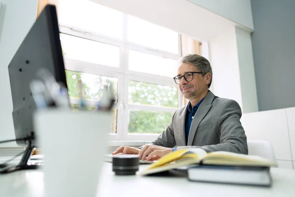 Happy Professional Man Pracownik Korzystanie Komputera Pracy — Zdjęcie stockowe