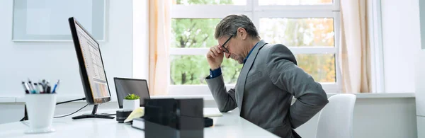 Geschäftsmann Der Rückenschmerzen Hat Während Schreibtisch Sitzt — Stockfoto