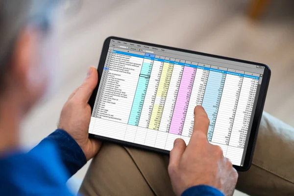 Homem Segurando Tablet Com Documento Dados Planilha Line — Fotografia de Stock