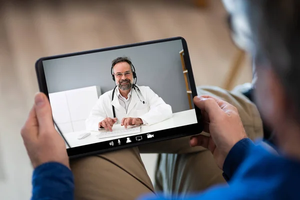 Tablet Bilgisayarında Doktorla Tıbbi Görüntü Konferansı — Stok fotoğraf