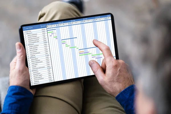 Homem Usando Gantt Gráfico Schedule Software Computador — Fotografia de Stock