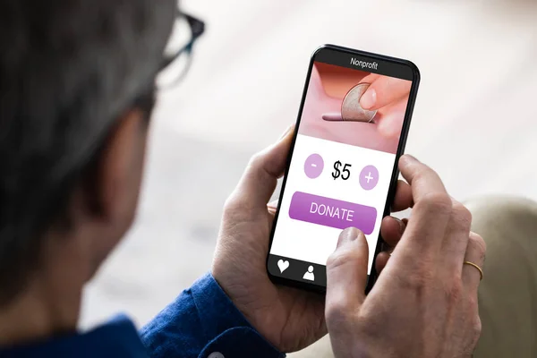 Man Använda Online Pengar Donation App Telefon — Stockfoto