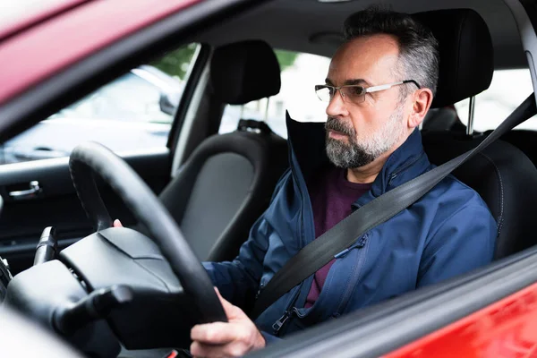 Senior Man Holding Volante Durante Guida Auto — Foto Stock