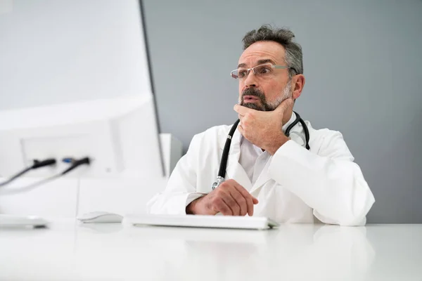 Viejo Triste Hombre Médico Estrés Dolor Computadora —  Fotos de Stock