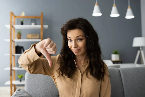 Frauenporträt Zeigt Abneigung Gegen Daumen Runter Negatives Feedback — Stockfoto