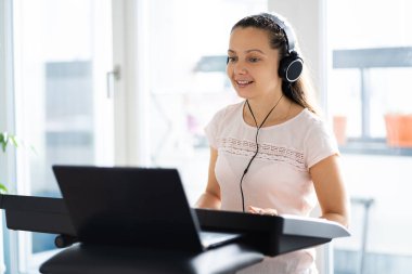 Evde Klavye çalan Kadın Piyano Enstrümanı