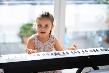 Çocuk Kız Müzik Klavyesi Çalıyor Piyano Aracı