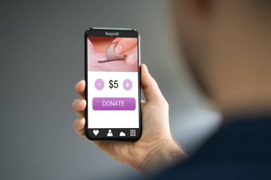 Çevrimiçi Para Bağışı yapan Adam Cep Telefonu Uygulaması