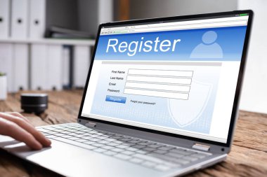 Çevrimiçi Web sitesi kayıt formu dizüstü bilgisayarda dolduruluyor