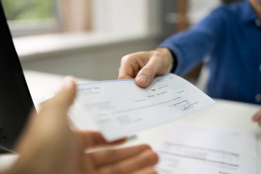 Çalışan Maaş çekini veriyorum. Güvenlik Denetimi ve Maaş Çizelgesi