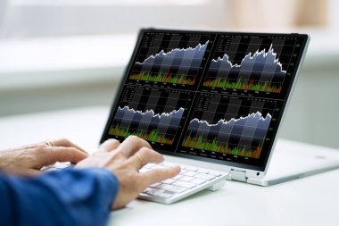 Üstü açılabilir dizüstü bilgisayar ekranında Menkul Kıymetler Borsası Paneli
