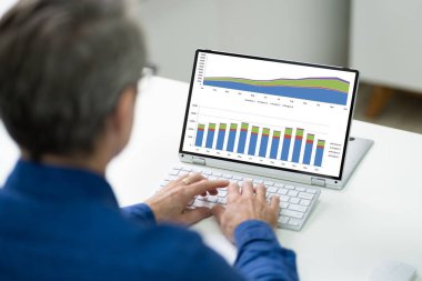 Üstü açılır Laptop Ekran Grafiği. İş Analisti Adam