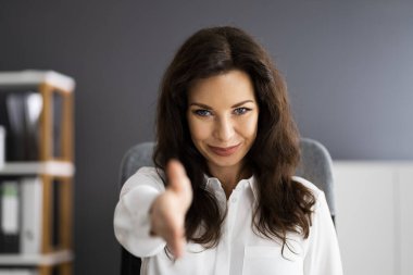 Video Konferansında Yönetici Kadın Tokalaşması