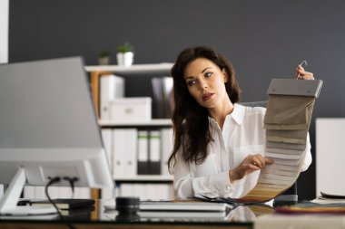 Moda Tasarımcısı Video Konferansında Örnekler Gösteriyor