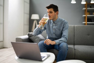 Bilgisayarı kullanarak Sanal Bira Partisi Etkinliği