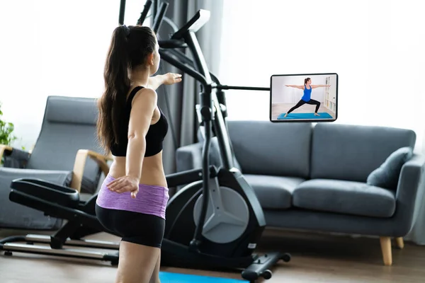 Entrenamiento Mujer Usando Clase Video Del Ejercicio Línea — Foto de Stock