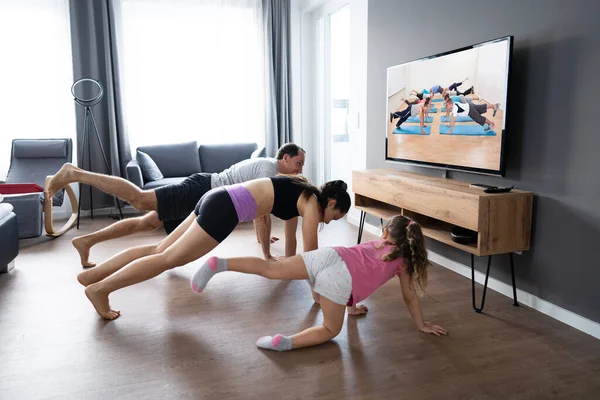 Rodina Dělá Fitness Cvičení Při Sledování — Stock fotografie