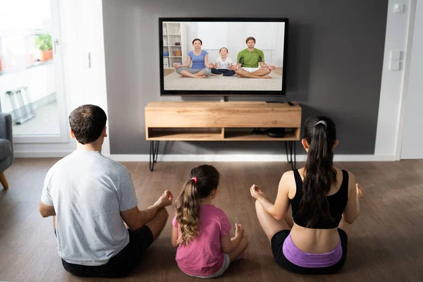 Família Fazendo Meditação Yoga Aula Line Casa — Fotografia de Stock