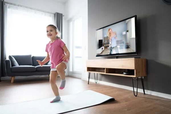 Kid Gör Online Fitness Motion Hemma — Stockfoto