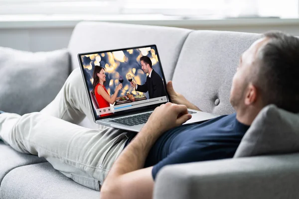 Joven Acostado Sofá Viendo Vídeo Tableta — Foto de Stock