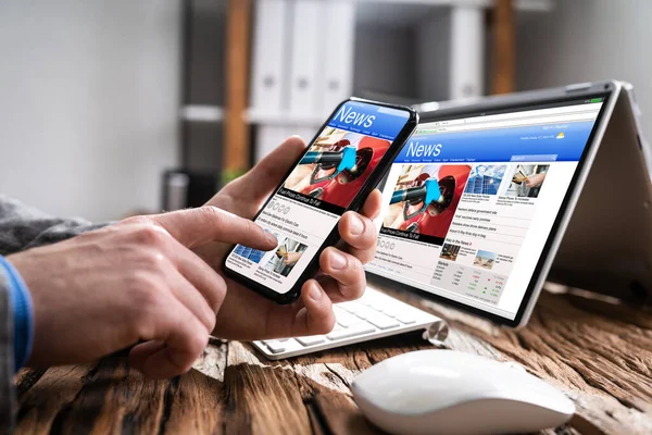 Leggere Notizie Sito Online Sul Computer Portatile Convertibile — Foto Stock