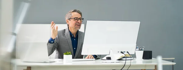 Homem Profissional Feliz Empregado Usando Computador Para Trabalho — Fotografia de Stock