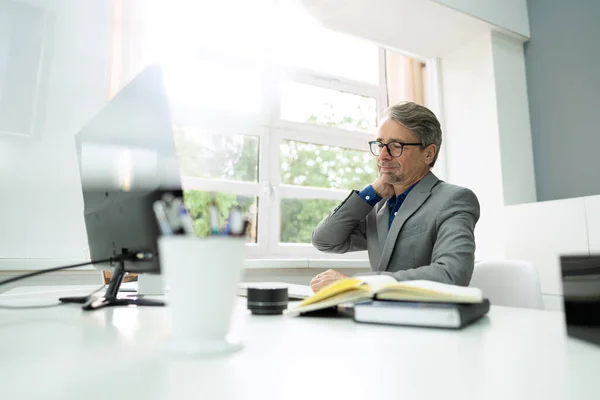 Office Computer Work Neck Pain Bad Ergonomics — Fotografie, imagine de stoc