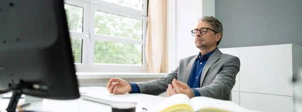 Terveellinen Jooga Meditaatio Harjoitus Työpaikalla — kuvapankkivalokuva