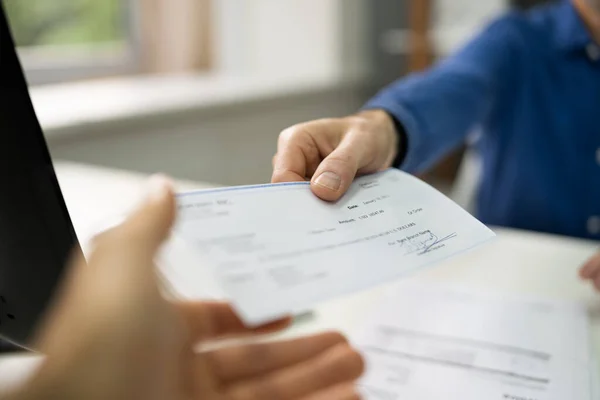 Entregando Cheques Nómina Empleados Chequera Seguridad Salario — Foto de Stock