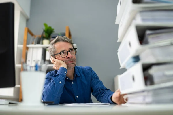 Tristes Hommes Avec Charge Travail Pression Pile Papier Bureau — Photo