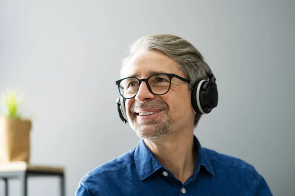 Uśmiechnięty Starszy Starszy Słuchanie Muzyki Słuchawki — Zdjęcie stockowe