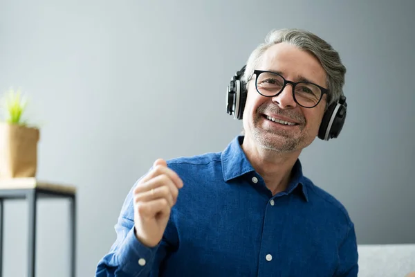 Uśmiechnięty Starszy Starszy Słuchanie Muzyki Słuchawki — Zdjęcie stockowe
