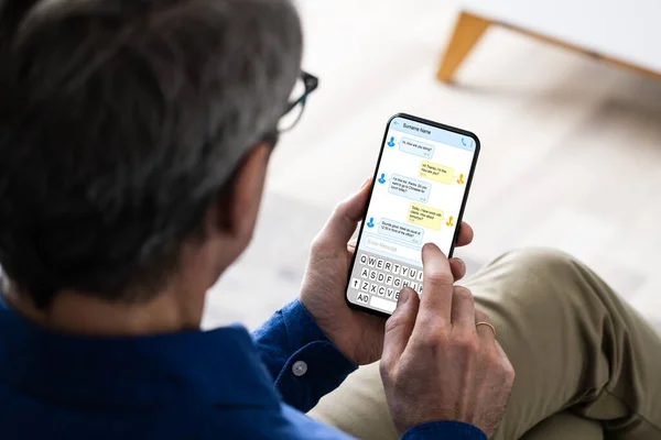 Mão Segurando Telefone Inteligente Com Mensagem Texto — Fotografia de Stock