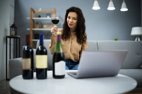 Virtuell Vinprovning Middagsevenemang Med Laptop — Stockfoto